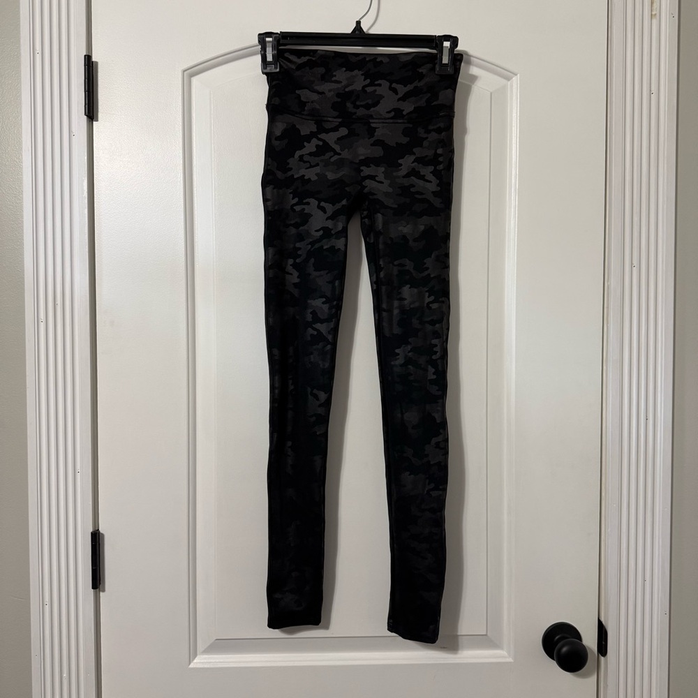 Spanx Faux Leather Camo Leggings Women’s Size Small 20185R